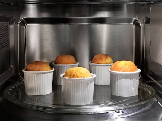 Muffins bakas i mikrovågsugn i rostfritt stål
