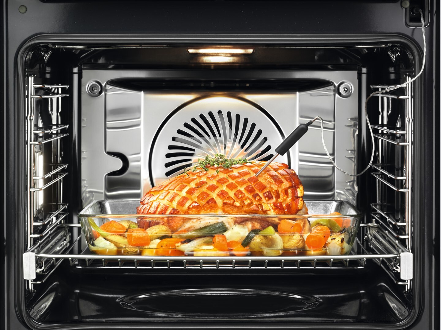 Matlagningstermometerns display och en Electrolux ångugn