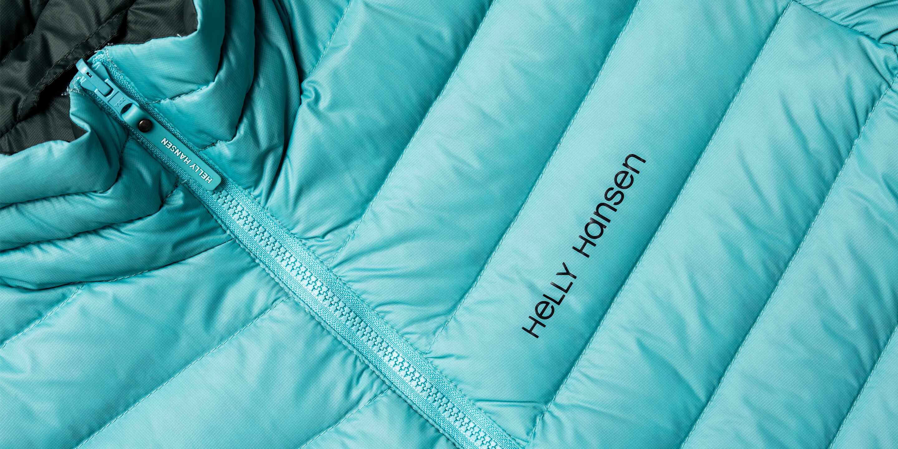 En Helly Hansen-dunjacka i en Electrolux tvättmaskin