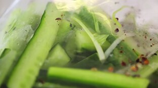 Gurka och szechuanpappar marineras