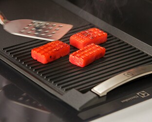 Grillad vattenmelon på grillplancha på induktionshäll