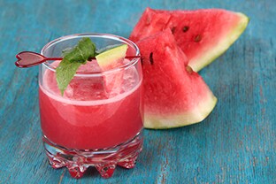 Två glas vattenmelon-smoothie