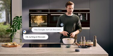 En man som talar till Google Home