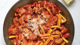Grönsakssås med saftiga bitar över kokt pasta