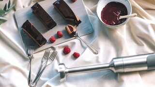 Med stavmixern får du till chokladmoussens lyxiga krämighet och rätt konsistens på halloncoulisen