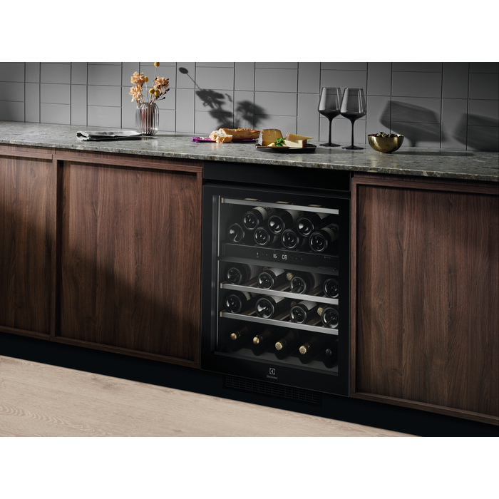 Electrolux - Svart kyl - EWUD140B8B