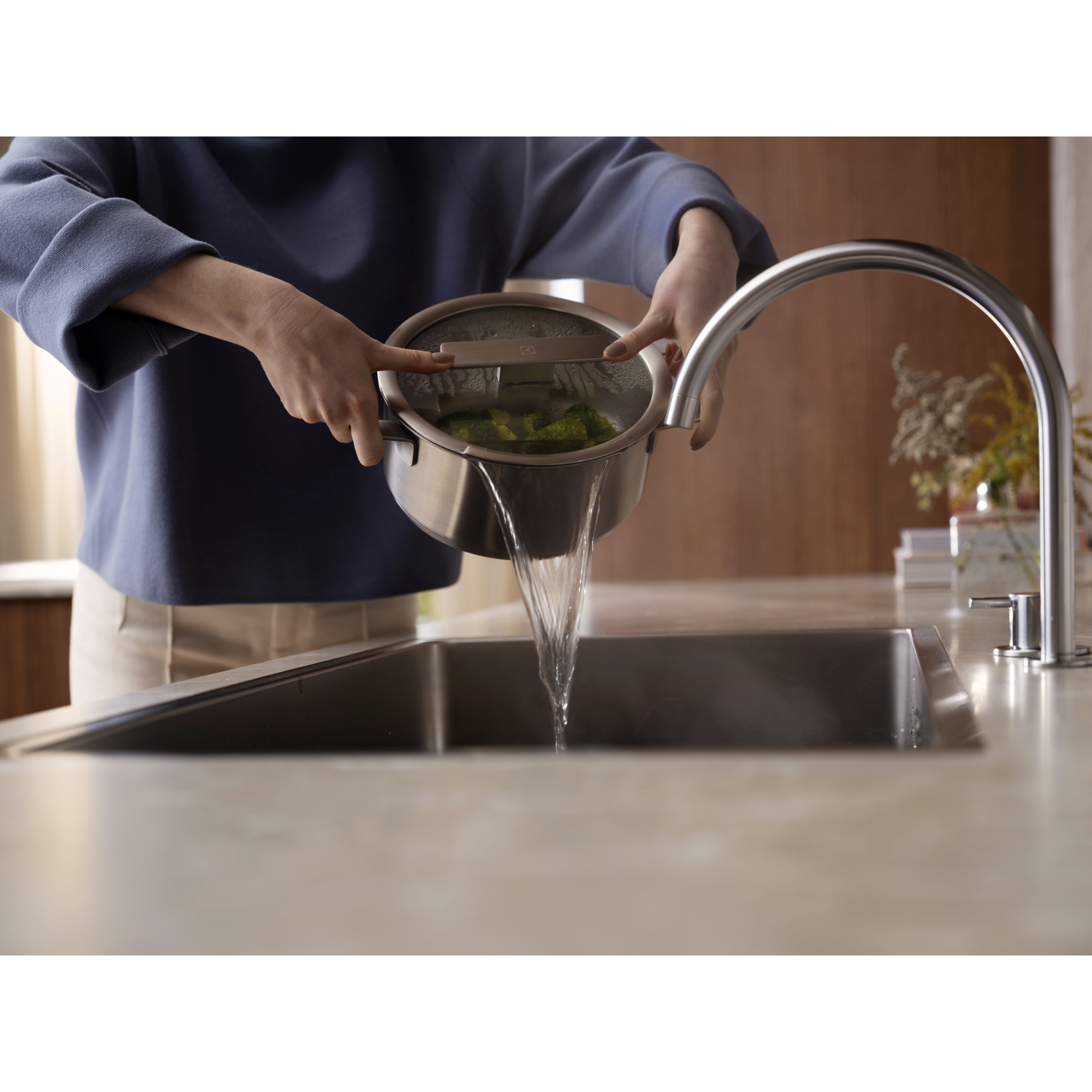 Efficient draining with integrated colander in the glass lid.