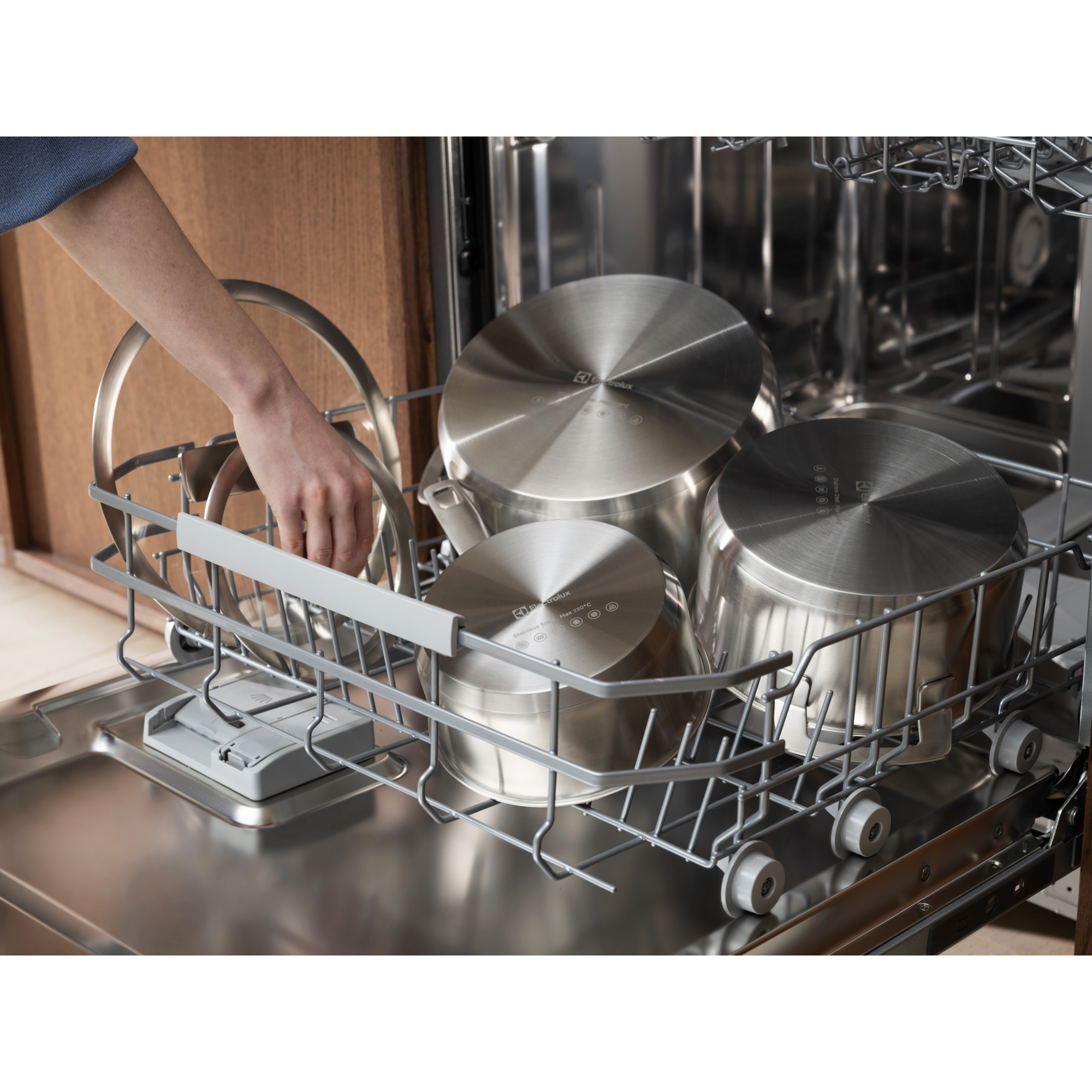 No food residue sticks to the cookware for effortless clean-ups.