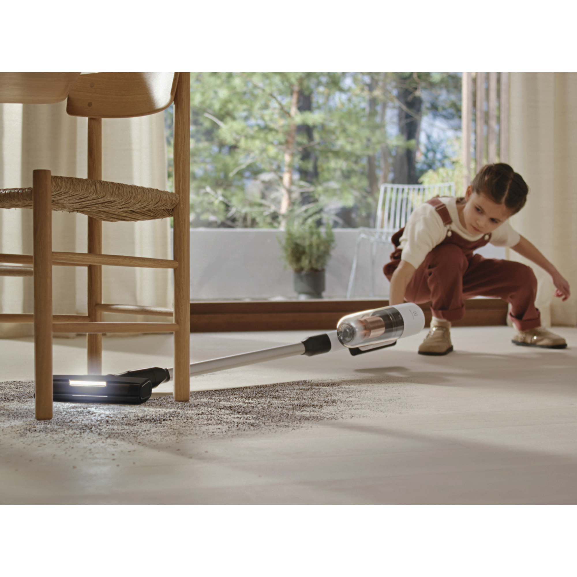 Powerful in every stroke – up to 99%* dust pick-up on hard flat floors
Disclaimer: Based on internal test on hard floors using Boost mode according to IEC 62885-4 standard. 