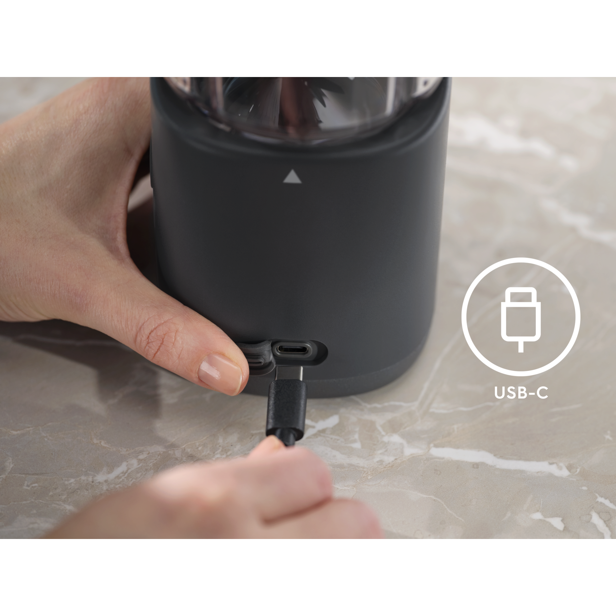 The portable blender recharges via its 60 cm, USB-C cable.