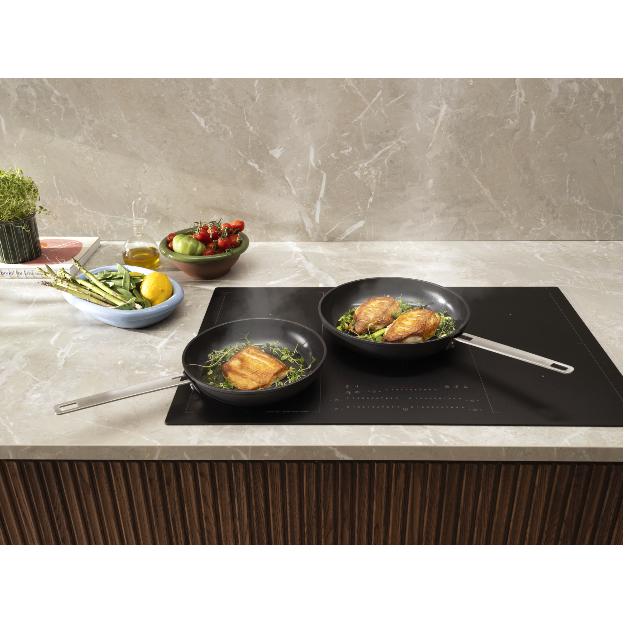 Non-stick frying pan duo for endlessly versatile cooking.