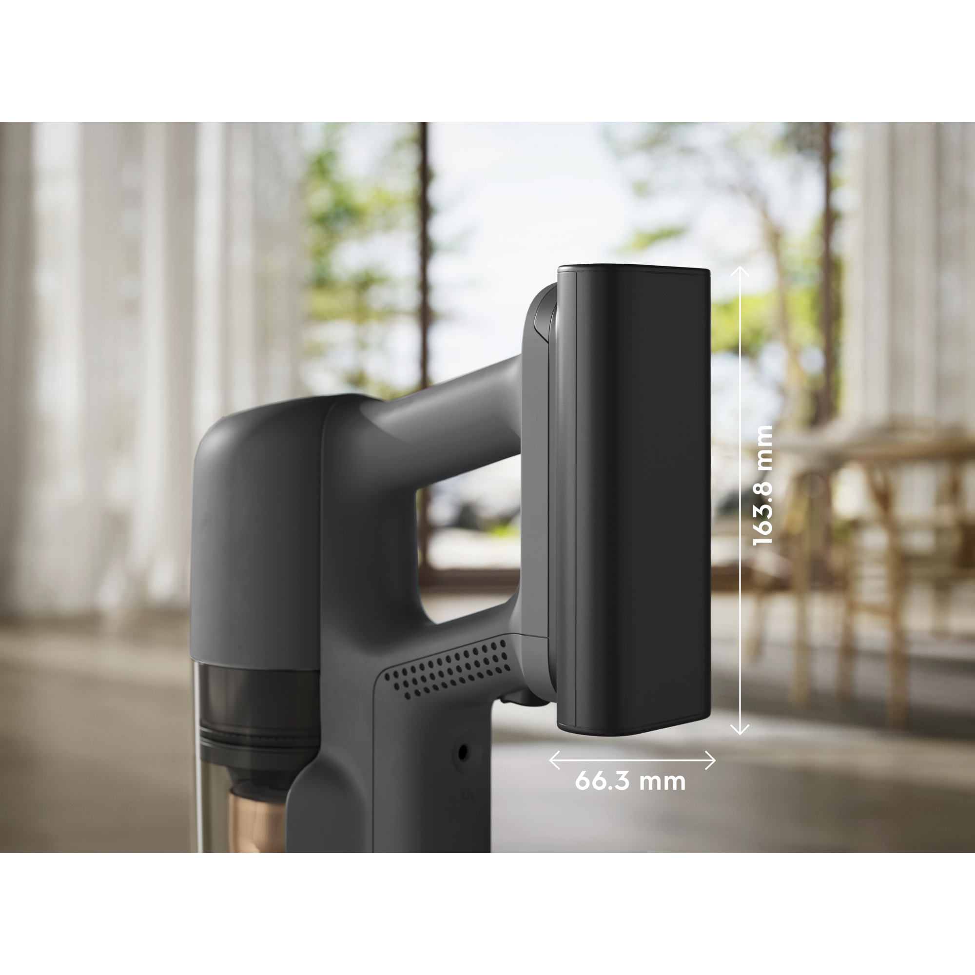 Charge right on the handle – automatic protection stops overcharging