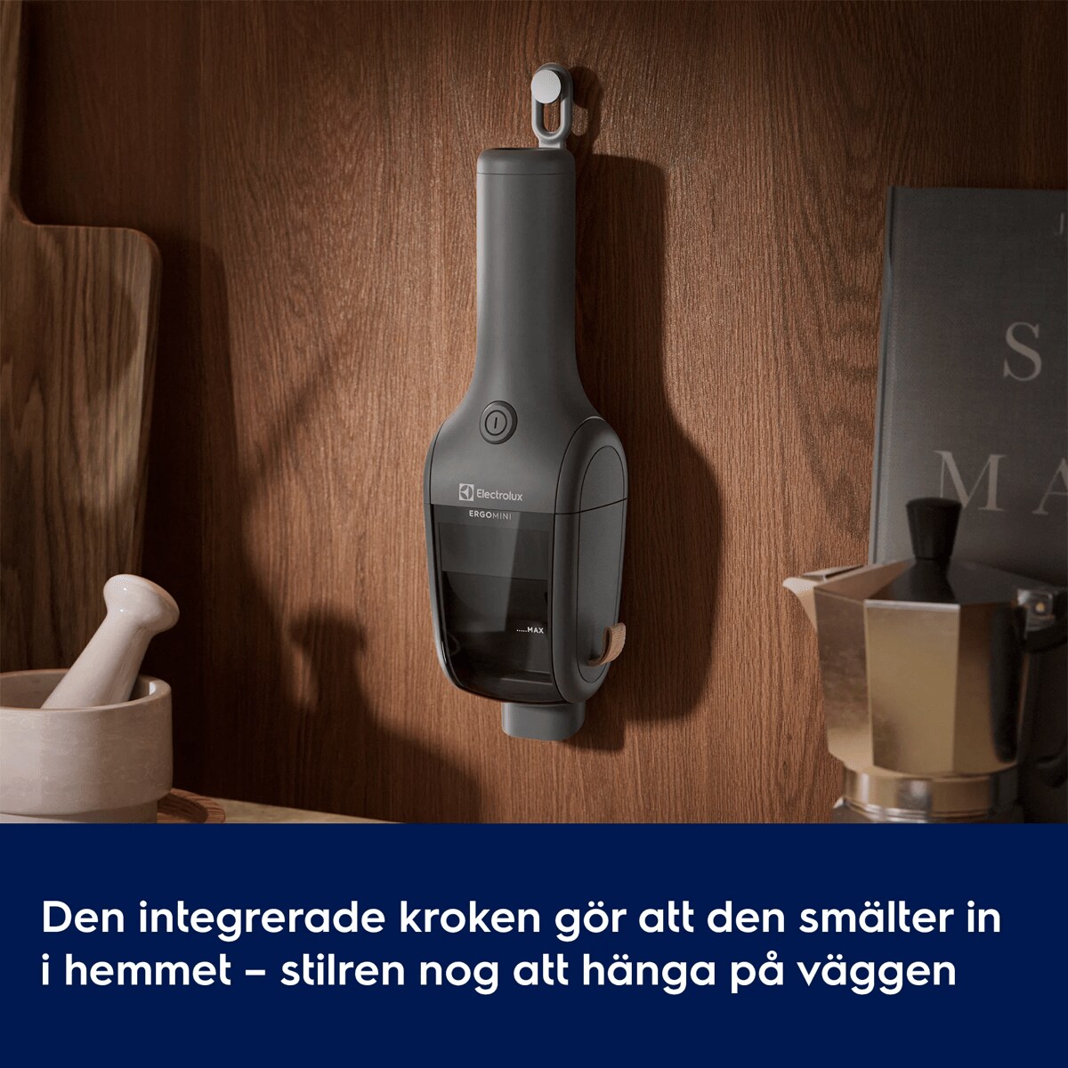 Den integrerade kroken gör att den smälter in i hemmet – stilren nog att hänga på väggen