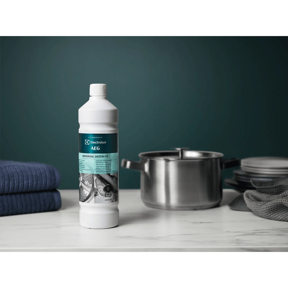 Universal descaler with gentle, non-corrosive formula that removes limescale and prevents build-up for optimal machine performance.