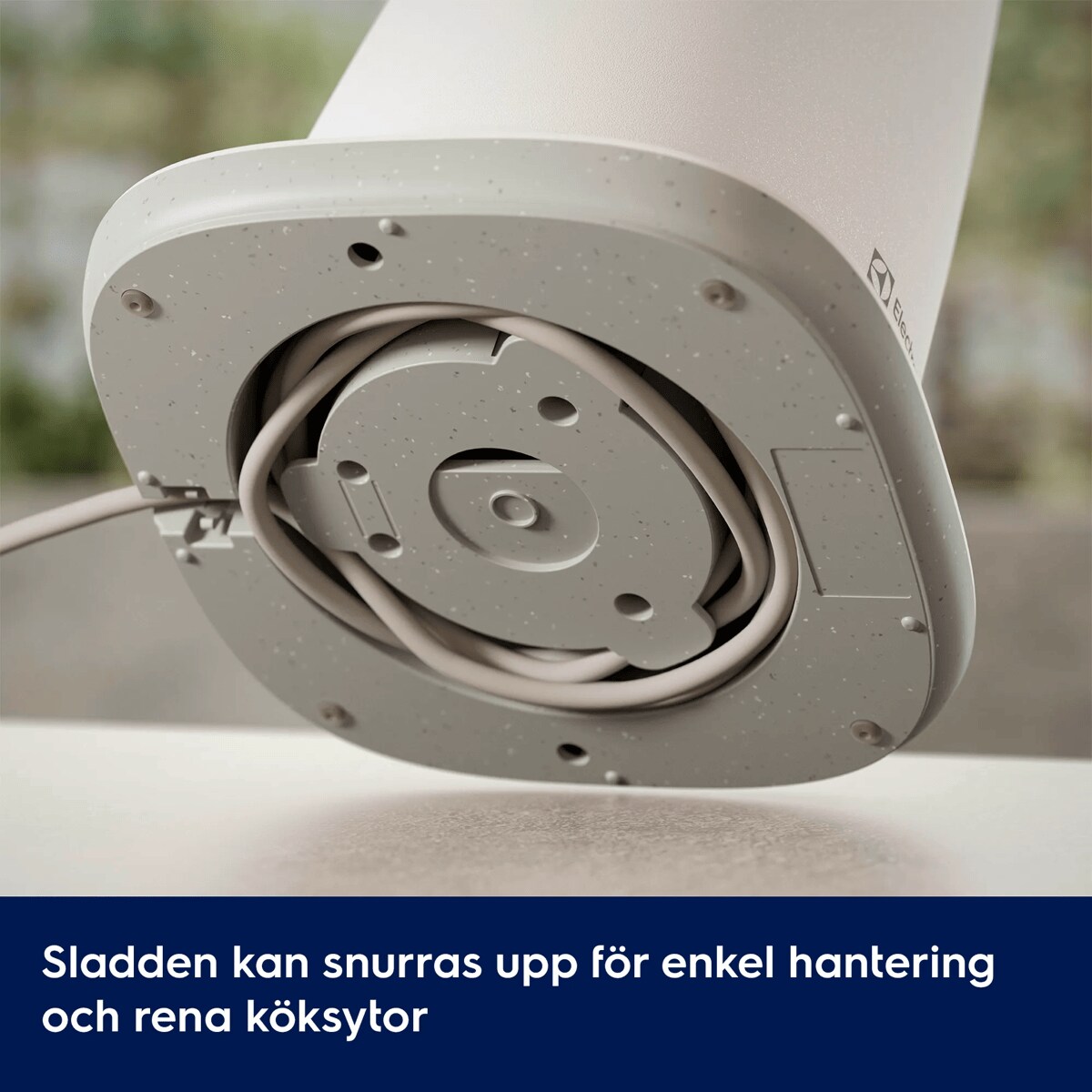 Sladden kan snurras upp för enkel hantering och rena köksytor.