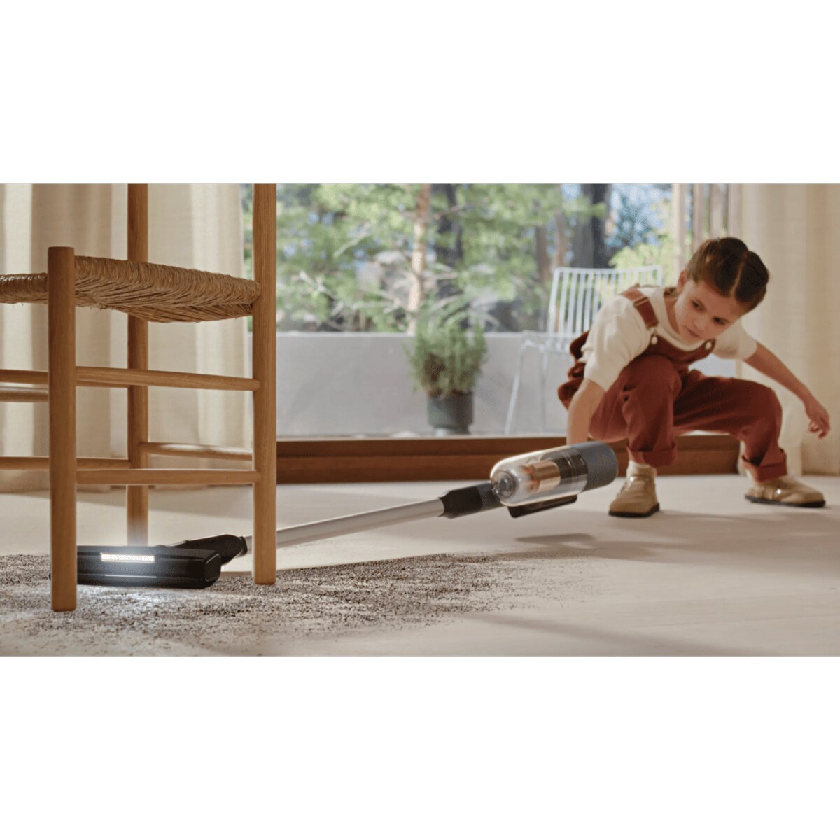 Powerful in every stroke – up to 99%* dust pick-up on hard flat floors
Disclaimer: Based on internal test on hard floors using Boost mode according to IEC 62885-4 standard. 