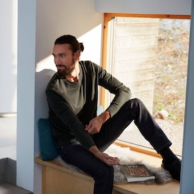 En man sitter i ett fönster