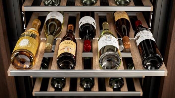 Vin på hyllorna i skåpet