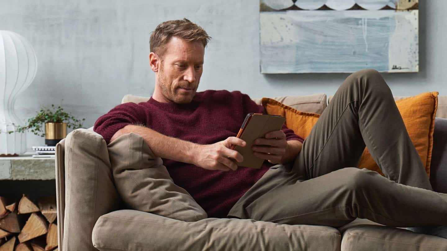 Man som sitter med en smartphone och använder My-Electrolux Care Appen