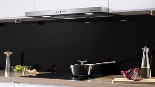 En Electrolux spisfläkt ovanför en kastrull på en induktionshäll