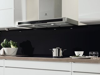 En Electrolux spisfläkt som täcker arbetsytan