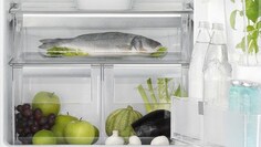 En närbild av Electrolux FreshPlus kylskåp med mat som förvaras på varje hylla
