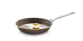 Ägg som steks i stekpannan med nonstick-beläggning.