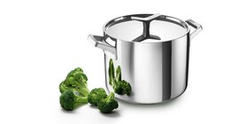 Broccoli i den stora kastrullen med durkslag