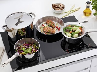 Kött och grönsaker i Infinite Chef-stekpannan, Conical Sauté-grytan och Chinois-durkslaget