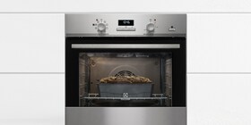 Bröd som bakas i en Electrolux ugn