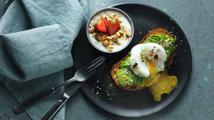 Färgglad mat i stekpanna