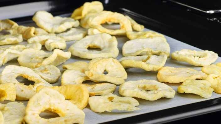 Torkade äppelringar på plåt