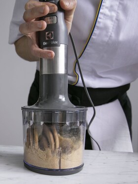 Med Electrolux Masterpiece Blender ska du mala kex för kexbasen