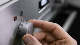 Bagare som ställer in ugnen på PlusSteam