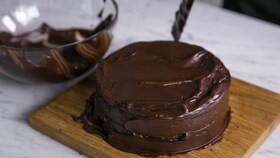 Den färdiga chokladkakan täckt med sidenlen glasyr