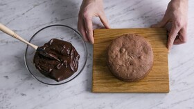 Chokladglasyr i en skål