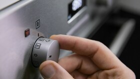 Häll vatten i ugnsutrymmet och vrid PlusSteam-knappen på Electrolux Multifunction Oven med PlusSteam