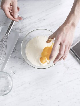 Bagaren lägger i ingredienserna till krämen