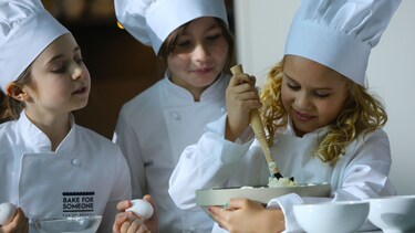 Barn som bakar i Electrolux pop-up-bageri "Bake For Someone"