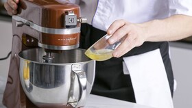 En Electrolux-kock som sakta häller i ingredienserna till marängen