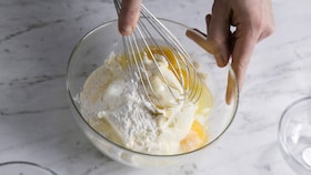Electrolux bagare häller i alla ingredienser till fyllningen