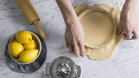 Electrolux bagare fyller noggrant pajformen med smeten