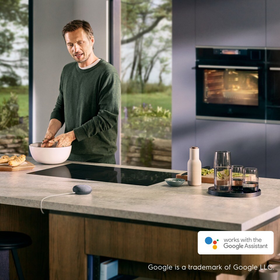Man med Google Home Mini Man med Google Home Mini