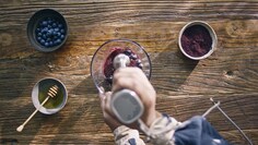 En stavmixer för mixning av ingredienser till mandelpannkakor