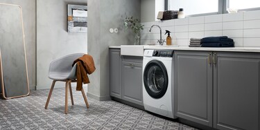 En möblerad tvättstuga med en tvätt-tork från Electrolux