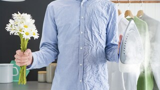 En skjorta där halva är slät och den andra halvan skrynklig för att visa hur bra det är att ånga tvätten
