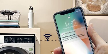 kvinna som tittar på My Electrolux App i mobilen