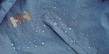 En jacka från Helly Hansen med vattendroppar på