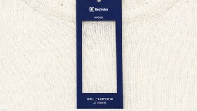 En vit ylletröja med en Electrolux-etikett