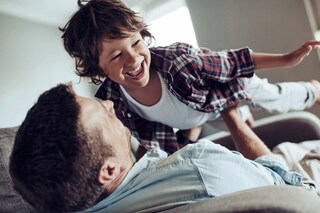 Pappa och son i ett hem med Electrolux luftvärmepumpar
